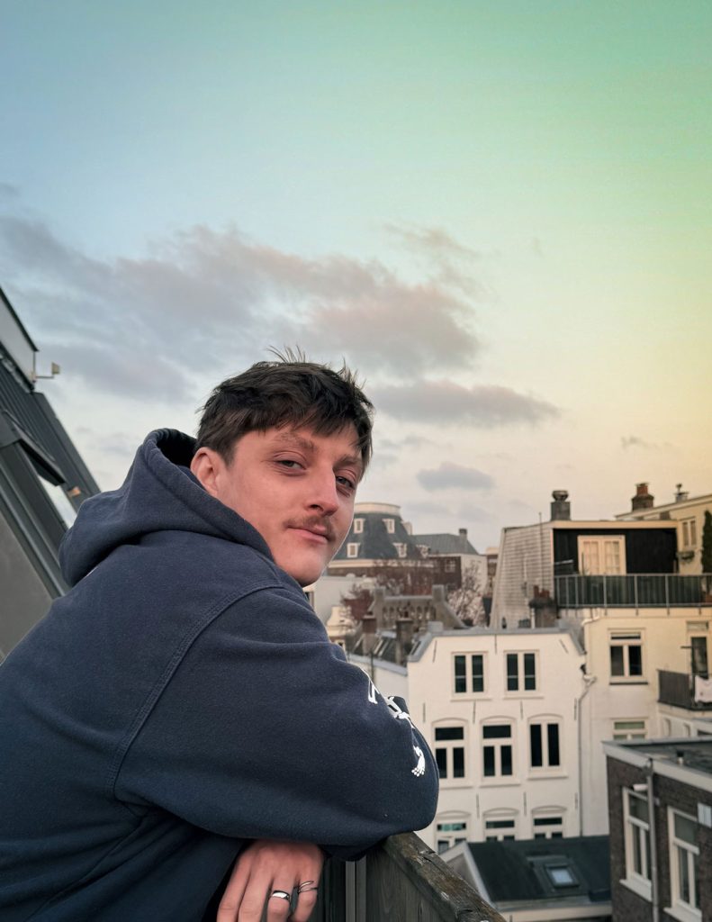 Stijn Zwaard op het dakterras met een mooi uitzicht van Amsterdam